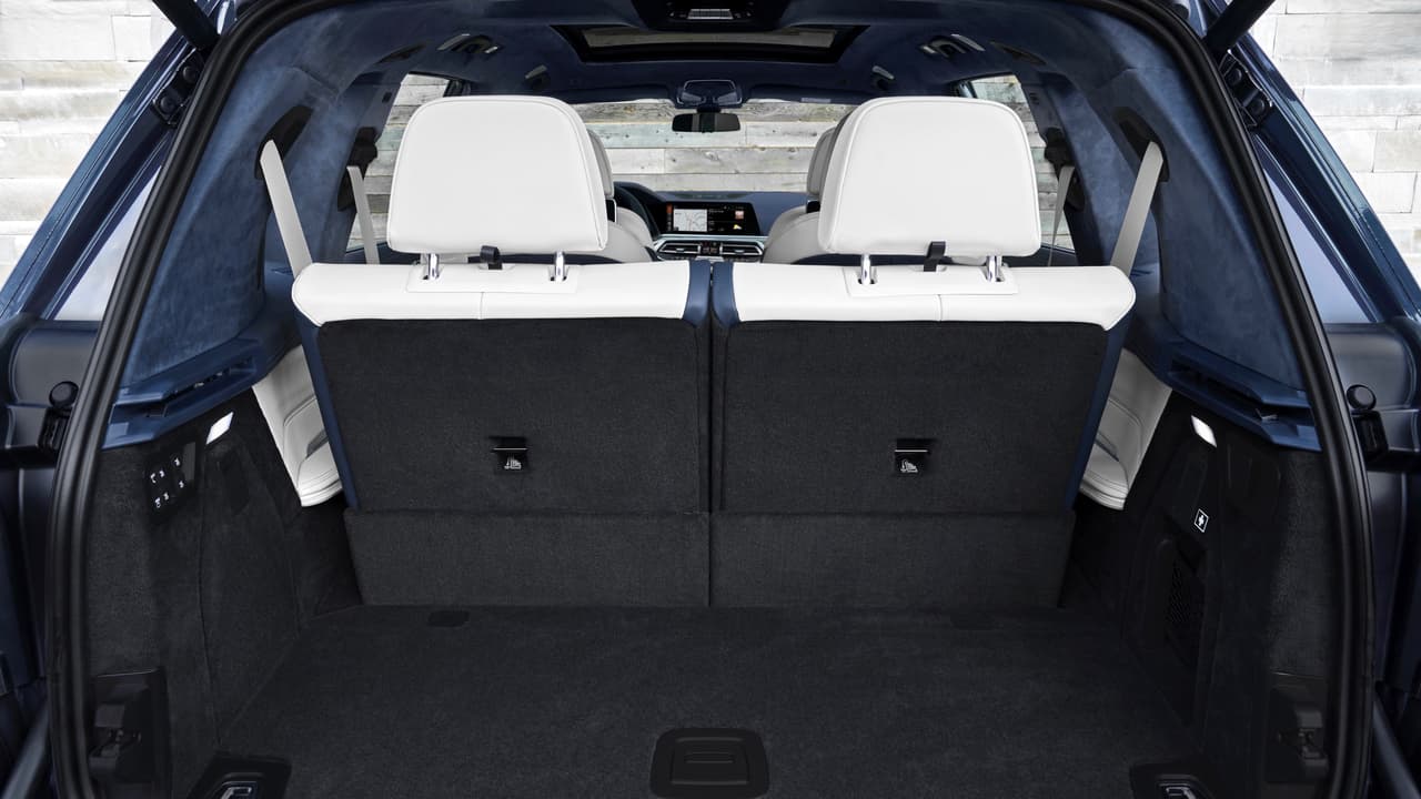 La BMW X7 2020 tiene una capacidad de carga muy respetable de
<b>48.6 pies cúbicos </b>detrás de la tercera fila de asientos.