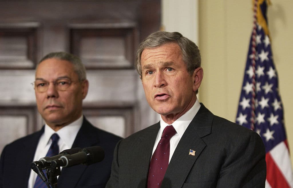 En enero de 2001, Powell asumió el cargo de secretario de Estado al ser elegido por el expresidente George W. Bush. 
<b>Se convertiría así en el primer negro en asumir ese cargo público.</b> En la imagen, junto a Bush en un evento realizado en la Casa Blanca en 2003.