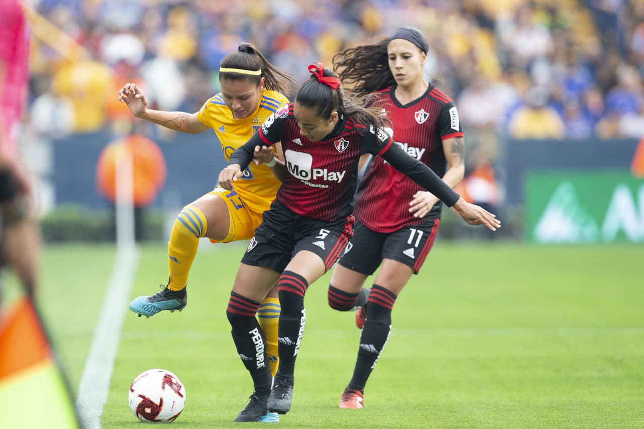 Con goles de Belén Cruz y Miah Zuazua, 'las Felinas' ganan 2-0 al Atlas y llegan a 10 puntos. El equipo femenil de Tigres sigue en ascenso en la Liga MX Femenil.