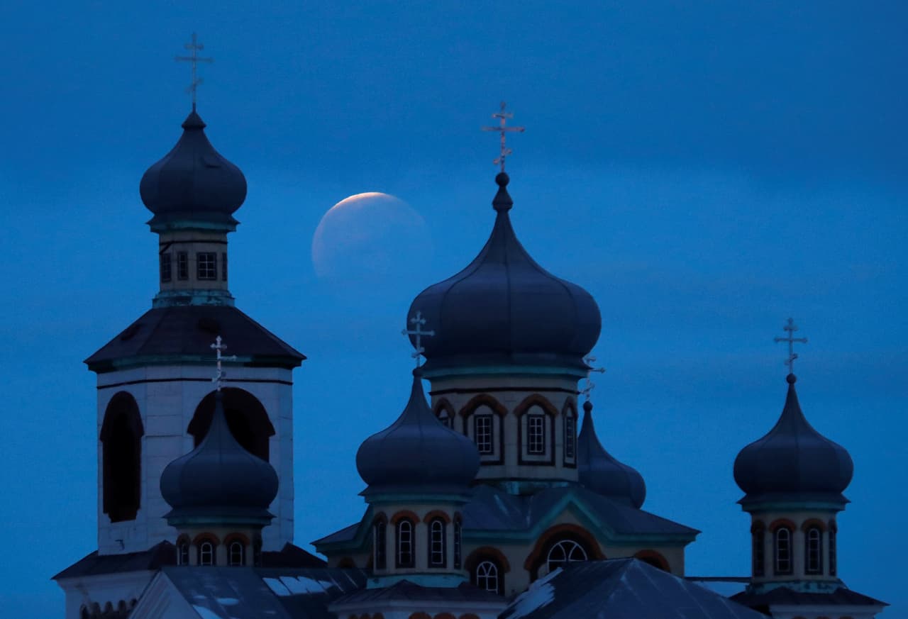 El eclipse total en Bielorrusia, detrás de la iglesia ortodoxa de Turets.