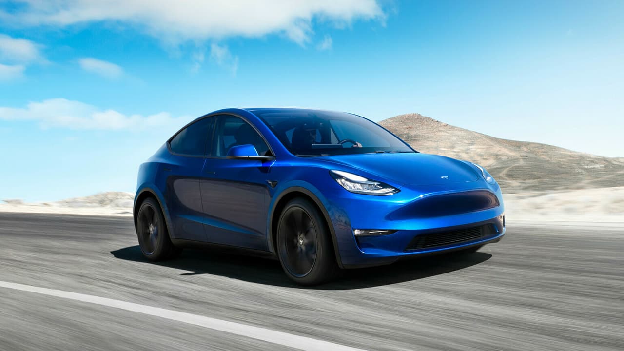 Lo primero que se nos viene a la mente al ver a la nueva 
<b>Tesla Model Y </b>es lo mucho que se asemeja al sedán compacto 
<a href="https://www.univision.com/noticias/tesla/este-es-el-tesla-model-3-en-imagenes-fotos">Tesla Model 3</a>, en el cual está basada. Parece un Tesla Model 3 inflado. Afortunadamente, Tesla se abstuvo de utilizar los artefactos efectistas, como las puertas halcón y el parabrisas gigantesco, que tantos problemas causaron al inicio de la producción de su otra camioneta, la 
<b><a href="https://www.univision.com/noticias/tesla/las-primeras-unidades-de-la-suv-tesla-model-x-sufren-de-problemas-de-fabricacion" target="_blank">Tesla Model X</a></b>.