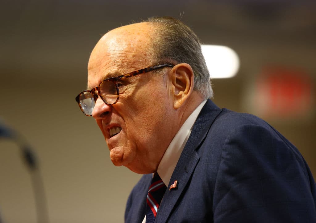 Furioso por el segundo 'impeachment', Trump ordena detener el pago de honorarios a Giuliani, según reportes