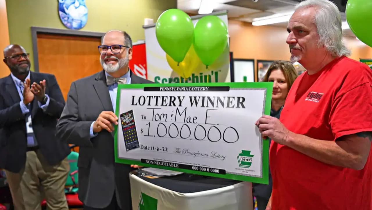 Pareja celebra un millón de motivos para dar gracias por haber comprado un raspadito