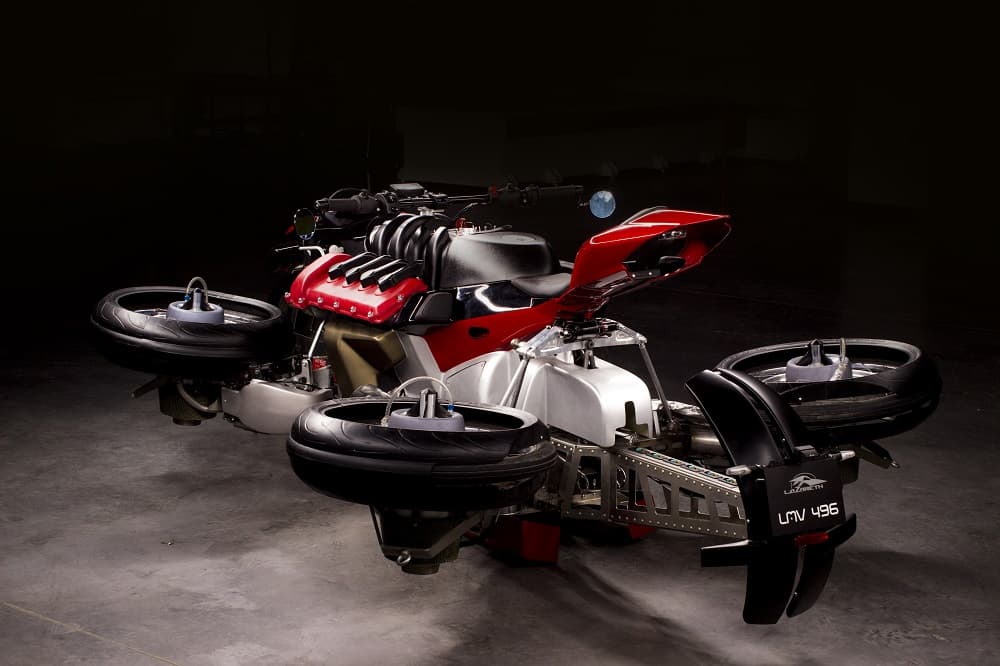 Una vez que se han calentado los motores, solo es necesario apretar un botón para levantar el vuelo. Según el periodista de la televisión Bfmtv, "una vez en el aire, la conducción recuerda a la de una moto".