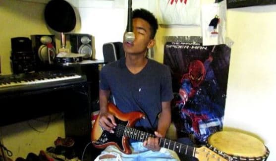 Su padre es quien lo ha inspirado en la música.