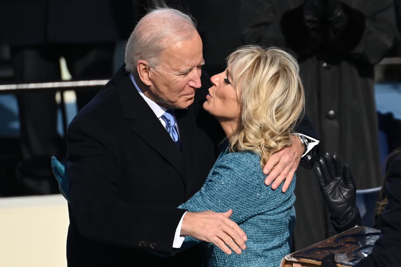 Una vez que él prestó juramento, Jill Biden lo besó.