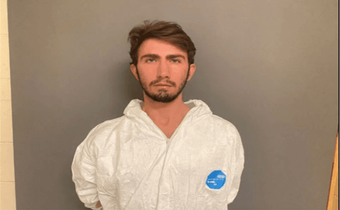 Arrestan a joven luego de encontrar el cuerpo de su padre en la casa que compartían en Irvine    