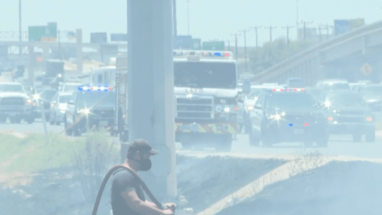 Controlan un fuerte incendio de pastizal en el oeste de San Antonio e investigan si fue intencional