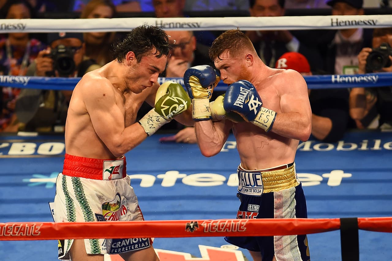 Desde los primeros instantes, la superioridad del Canelo fue muy evidente. La potencia de sus golpes hizo estragos en el rostro de Chávez.