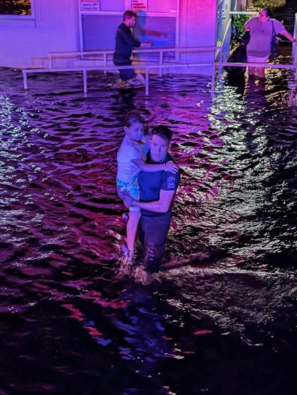 La Fuerza de Respuesta del Departamento de Policía de Fort Myers acudió en su auxilio en First Street.