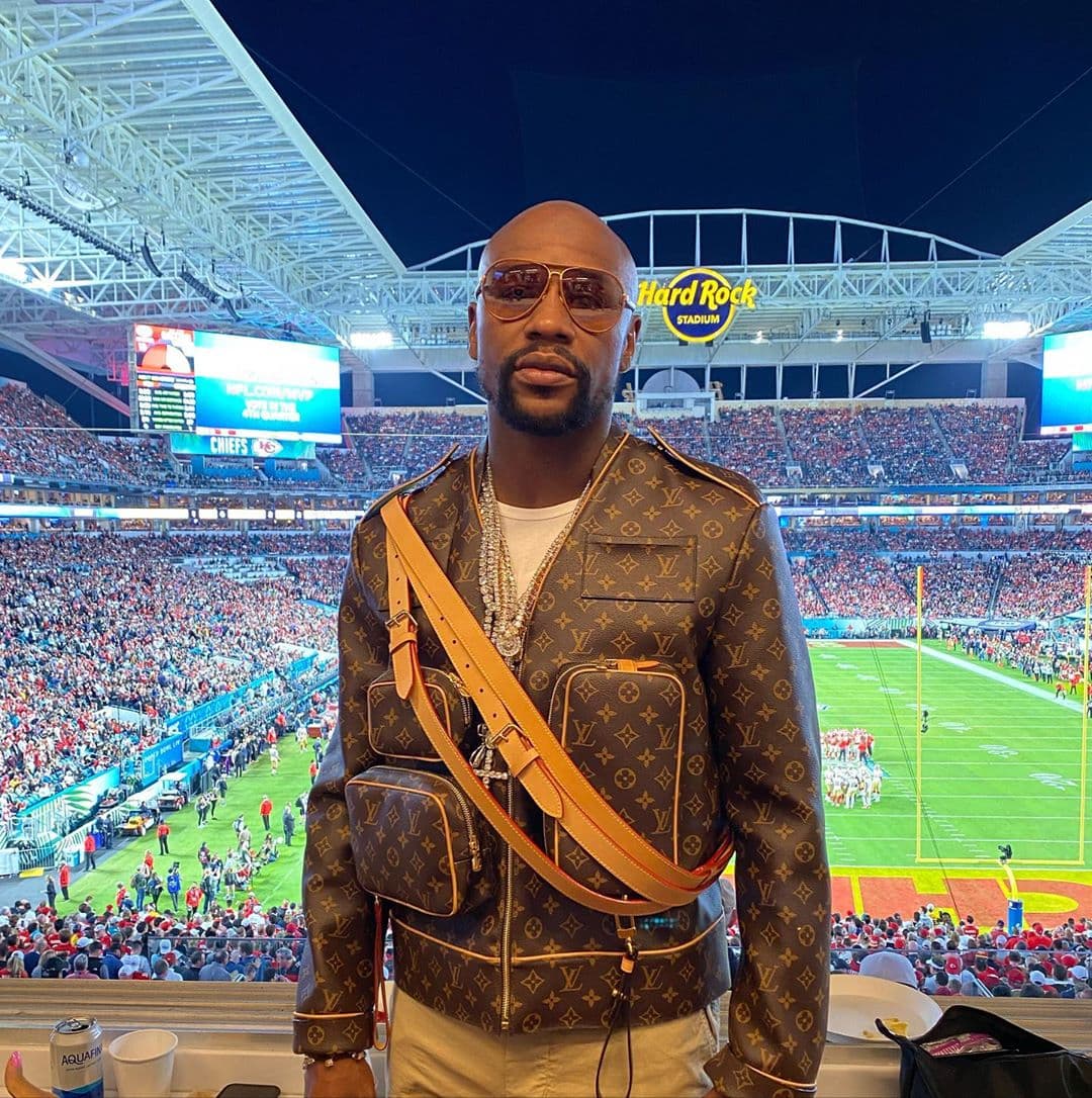 No, no es atuendo de guararua. Es un outfit perfecto para ver el Super Bowl, con las bolsas necesarias al alcance, lo mismo si quieres gomitas que pepitas e incluso un refresco de lata.