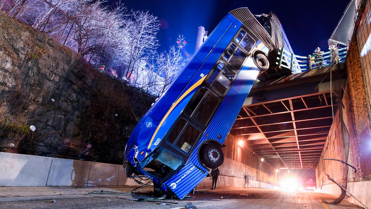 Autobús se sale de la vía y queda colgando de un puente de El Bronx, 8 personas resultan heridas