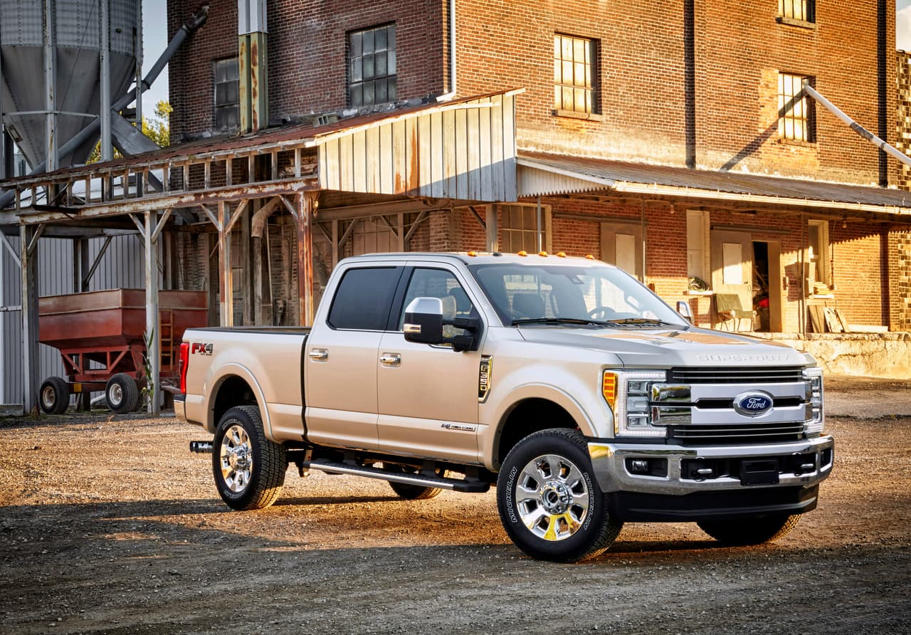 <h3 class="cms-h3-H3">Ford F-350 Super Duty</h3>
<br>Más ligera que sus competidores gracias a su carrocería de aluminio, la 
<b><a href="http://www.univision.com/noticias/a-bordo/ford-f-series-super-duty-2017-prueba-a-bordo-completa-video" target="_blank">Ford F-350 Super Duty</a></b> es sin embargo un vehículo portentoso. Probamos la versión equipada con el motor V8 de 6.2 litros a gasolina, tracción 4X4 y cabina doble (crew cabin). Esta es una pickup para los que realmente necesitan una pickup. Lo que nos sorprendió es lo ágil que se siente.
<br>