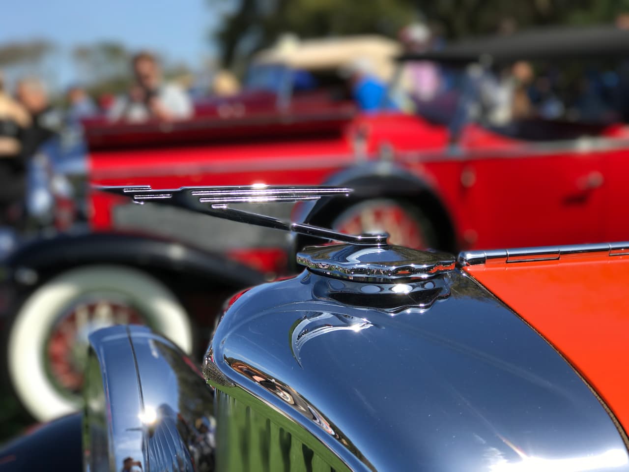 Este sencillo pero infinitamente elegante ornamento fue el diseño que Duesenberg utilizaba cuando finalmente tuvo que cerrar sus puertas y es el mismo que el
<b>Duesenberg Model SJ-582 ‘Torpedo Phaeton’ de 1935</b> ganador de la categoría de autos no deportivos de la jornada utiliza en su capó. En el caso de esta imagen la flecha alada está instalada sobre la parrilla de un
<b>Duesenberg J-408 Phaeton de 1931</b>.
<br>