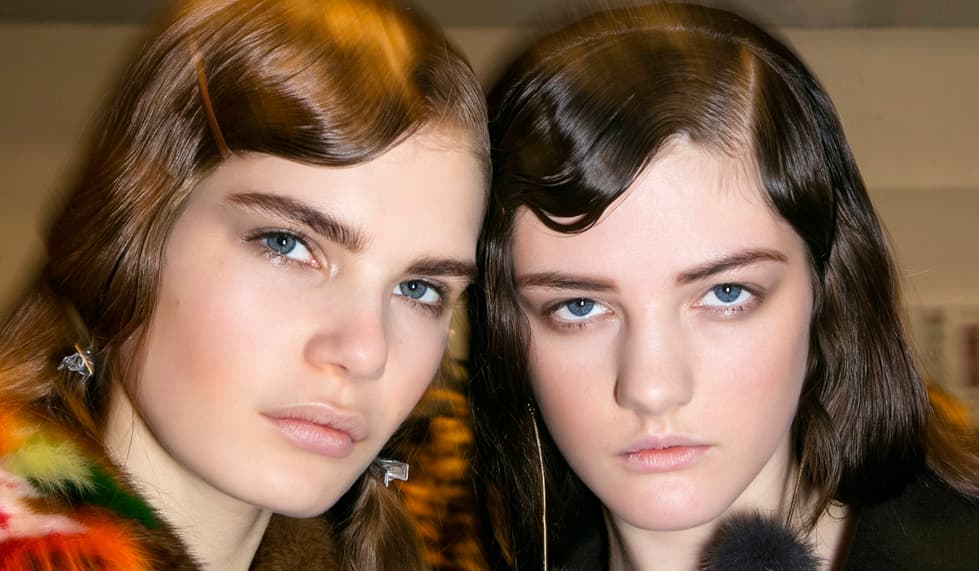 Loose. Se basa en la individualidad y coquetea con la fantasía. El tratamiento en la piel es importante, pues se debe de ver natural. El countouring ha sido reemplazado y olvidado. Esta tendencia se divide en 2: Stained y Diffuse. “Los diseñadores buscan la individualidad. El maquillaje se trata sobre la personalidad de las chicas. No quieren que se vean todas iguales”, asegura el maquillista Tom Pecheux.