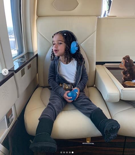 Tanto Jenner como su medio hermano compartieron el 10 de noviembre algunas fotos del helicóptero, en el cual paseó la niña. 
<br>