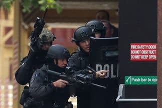 La policía de Australia contactó al pistolero y dijo que el operativo de rescate podría durar toda la noche.