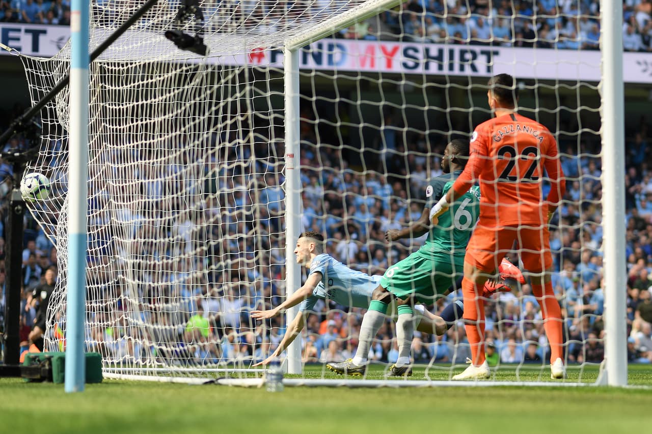 La primera y única anotación del partido al consiguió Phil Foden al minuto 5, cuando los espectadores apenas se acomodaban.