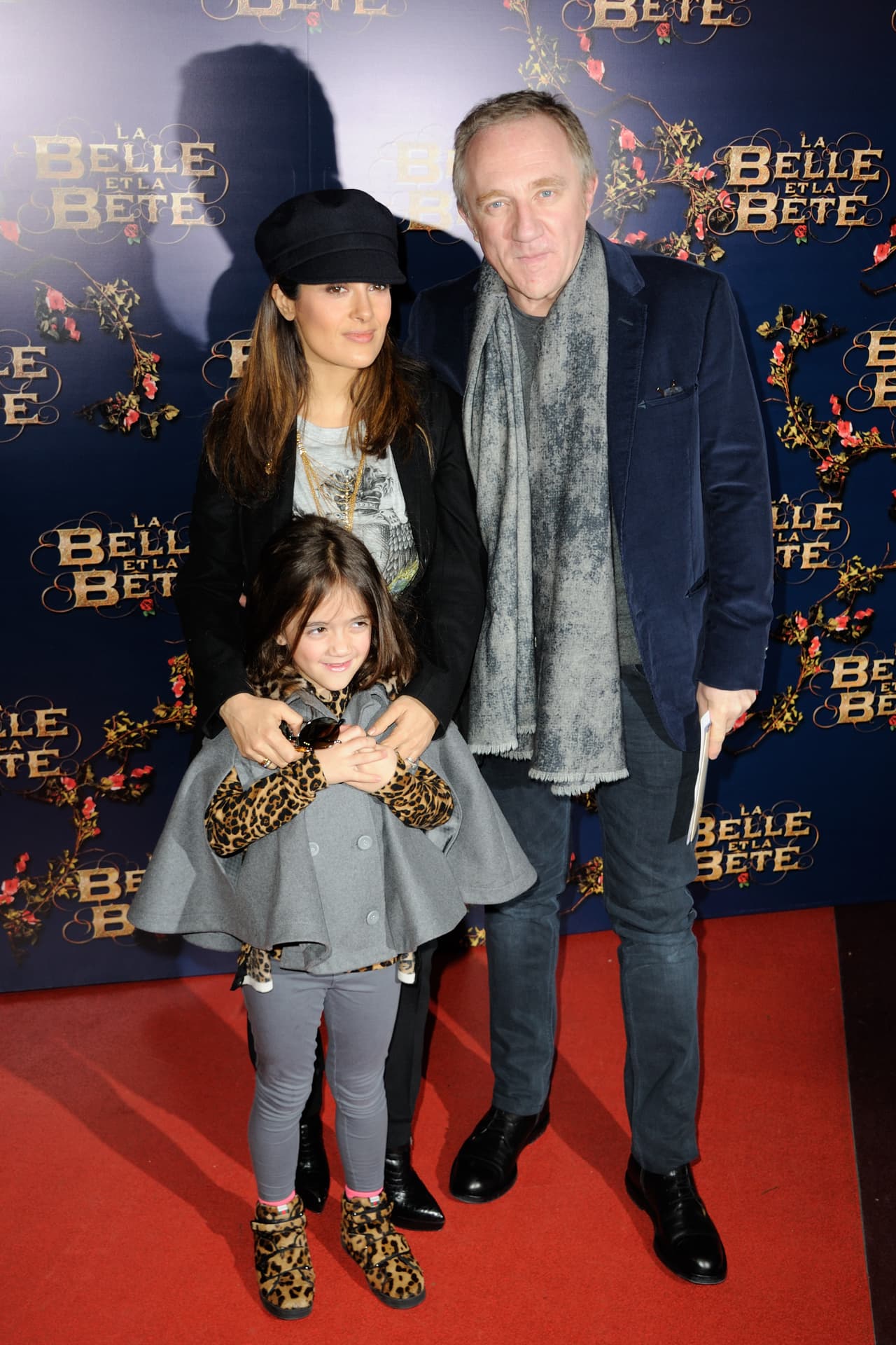 A Salma le gustaba combinar su ropa con la de su hija. En el estreno de 'La Belle et la Bete' en Francia, el 9 de febrero de 2014, ella y su familia usaron prendas azules.