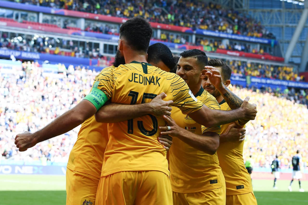 Un cobro con mucha categoría, pase a la red, mientars Lloris se estiraba para el palo contrario.