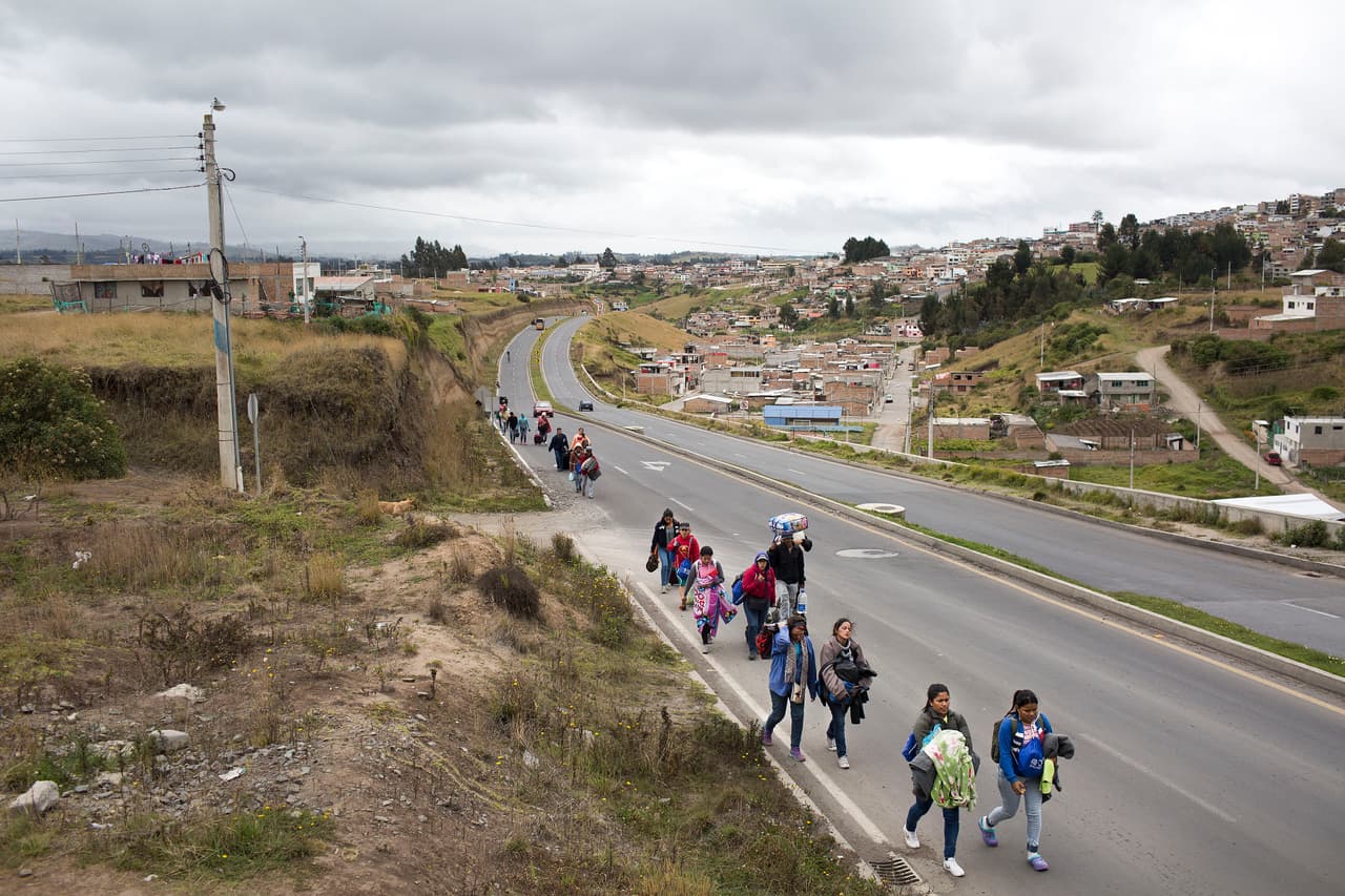 Esa medida (que en la práctica significa el cierre de la frontera para muchos de ellos) comenzó a implementarse el pasado sábado 18 de agosto, pero la desesperación llevó a un grupo de unos 400 migrantes venezolanos a cruzar a Ecuador en grupo de manera ilegal en protesta por la decisión.
<b>La mayoría de los migrantes venezolanos viajan solo con la cédula de identidad deteriorada ante la imposibilidad de conseguir pasaporte.</b>