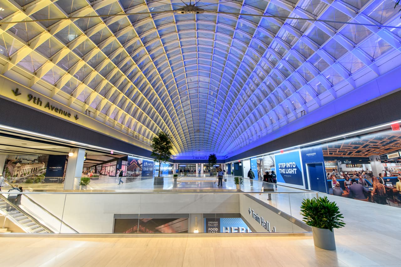 El proyecto incluye tres nuevas escaleras mecánicas de última generación y una escalera, duplicando efectivamente la capacidad de circulación vertical. Las nuevas escaleras mecánicas están equipadas con características inteligentes, como calefactores para garantizar su funcionamiento durante el tiempo frío y un "modo de espera" que ahorrará energía y aumentará su longevidad.