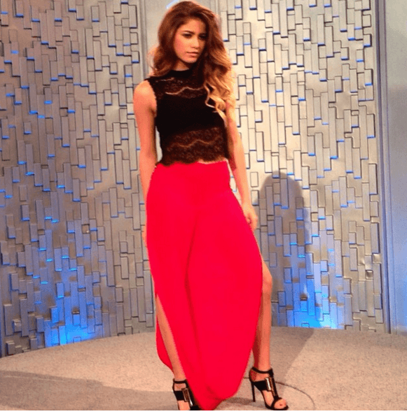 Así la vimos en Premio Lo Nuestro 2015, con una falda larga en un rojo súper intenso y un top negro, súper hot.
