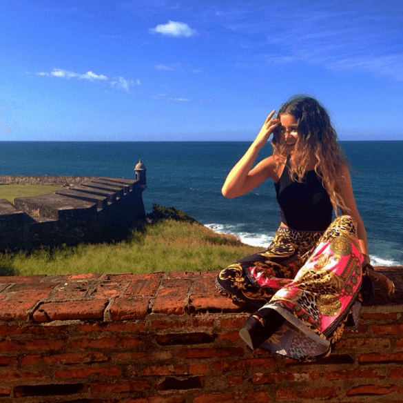 Wow! Este pantalón tiene un diseño padrísimo, que ella combinó perfecto con una sencilla blusa negra.