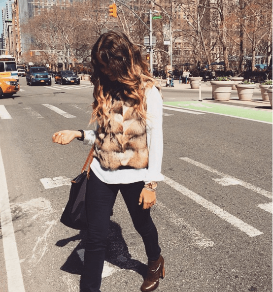 No siempre va tan relajada por la vida, qué me dices de este chaleco furry que le van súper bien con el color de sus botas.