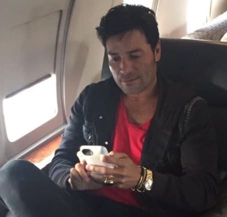 Chayanne procura tener una relación cercana con sus seguidores, por lo cual comparte algunos momentos privados en sus redes sociales. A propósito de Thanksgiving, el cantante subió esta fotografía con el siguiente texto: "Agradecido por todo lo hermoso que la vida nos da. Feliz Día de Acción de Gracias. Disfruten en familia, que es lo más valioso que tenemos".