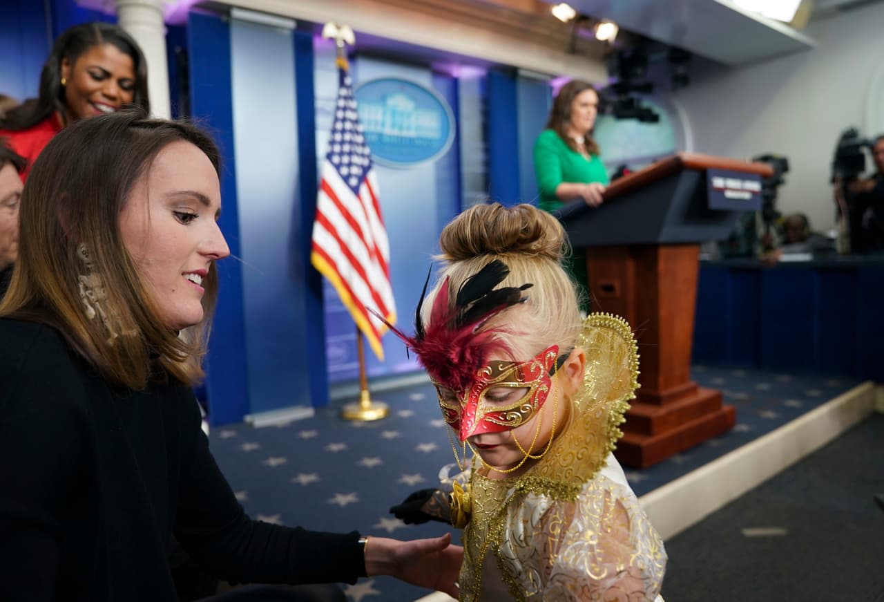 Una pequeña invitada a la celebración de Halloween fue parte del encuentro con los medios de Sarah Huckabee Sanders, secretaria de prensa de la Casa Blanca de Donald Trump, el 27 de octubre de 2017.