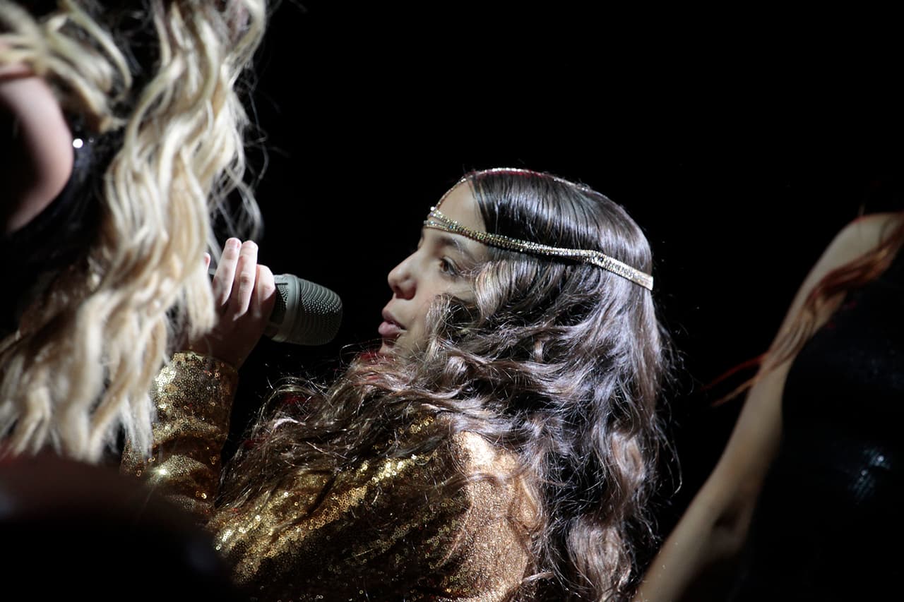 Usando un vestuario que sorprendió a Miguel Bosé, Sofía fue la siguiente en pasar al escenario. Después de arrancar su show entre el público. Bajó de entre el graderío acompañada de bailarinas que franqueaban a la cantante.