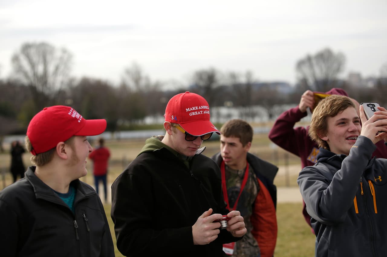 Seguidores de
<b><a href="http://www.univision.com/temas/donald-trump" target="_blank">Trump</a></b>
<a href="http://www.univision.com/noticias/elecciones-2016/deplorables-y-orgullosos-los-seguidores-de-trump-usan-el-insulto-de-hillary-clinton-contra-ella" target="_blank">con las gorras rojas que se volvieron un símbolo de la campaña del republicano</a> que dicen "Hacer a EEUU grandioso otra vez" caminan a lo largo del National Mall de Washington DC, el 19 de enero de 2017.