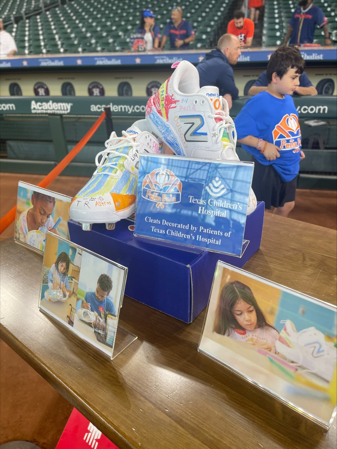 A pesar de no haber podido asistir al partido, 
<b>los niños animaron a Peña desde la cama del hospital.</b>