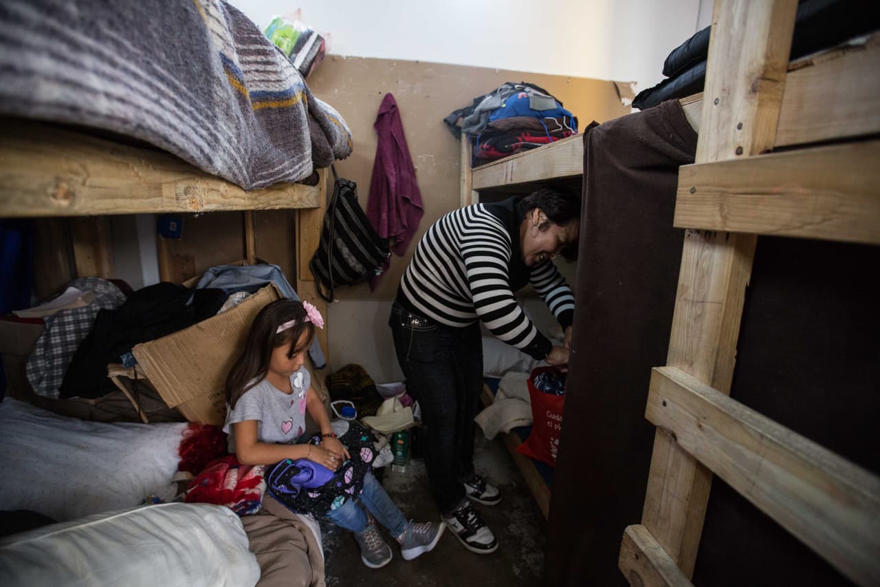 Cristina Mejía y Atziry preparaban las maletas para la partida una mañana de agosto de 2019, cuatro meses después de haber llegado por su cuenta a la fronteriza Tijuana con la esperanza de poder entrar a Estados Unidos y pedir asilo. Pero ahora, un autobús privado recogerá a la familia —y a tres migrantes más— en el albergue y desde allí continuarán el viaje de vuelta al sur, a Tapachula, en Chiapas. 
<b>Luego de viajar tres días en autobús, tendrán que tomar otro transporte</b> para llegar a su casa en Guatemala.