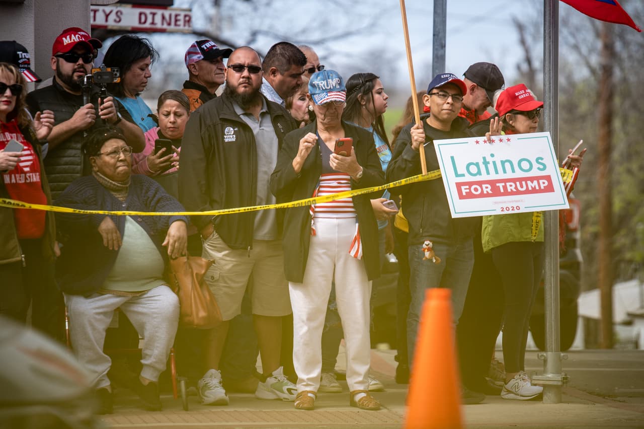 Partidarios del expresidente y aspirante a la presidencia 2024, Donald Trump, se reúnen cerca de Shelby Park antes de su visita a la frontera entre Estados Unidos y México, en Eagle Pass, Texas.