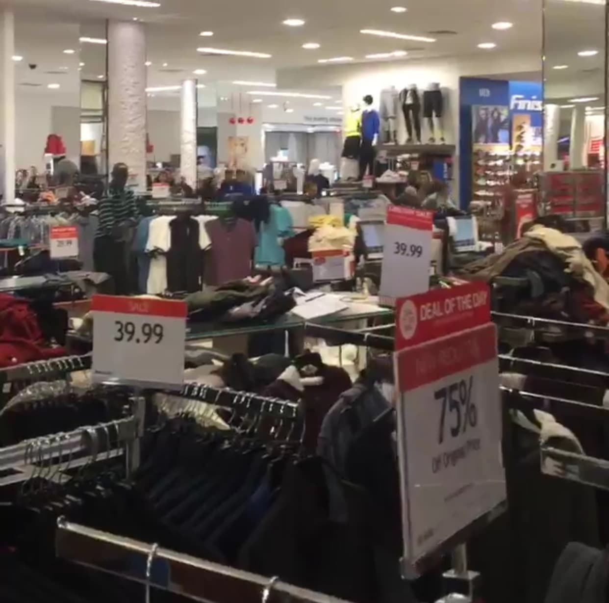 Una falsa alarma genera una estampida en un centro comercial californiano