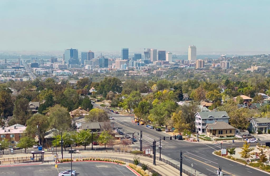 <b>Salt Lake City, Utah, </b>es la cuarta ciudad de esta clasificación. Las mejores áreas metropolitanas para trabajar en Estados Unidos tienen una población 
<b>en torno al millón de habitantes. </b>