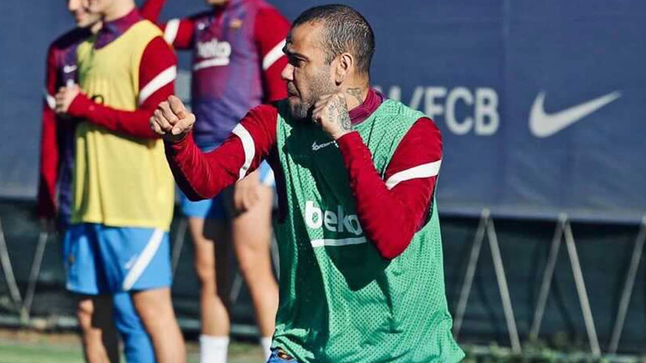 Dani Alves 'homenajea' al Canelo: "El más chingón de los chingones”