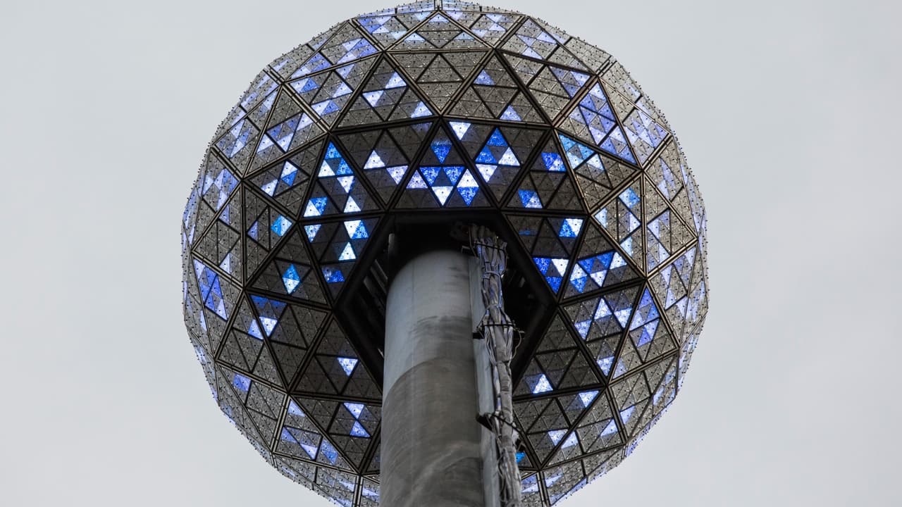 La bola de cristal de Times Square pesa 11,000 libras y tiene 12 pies de diámetro.