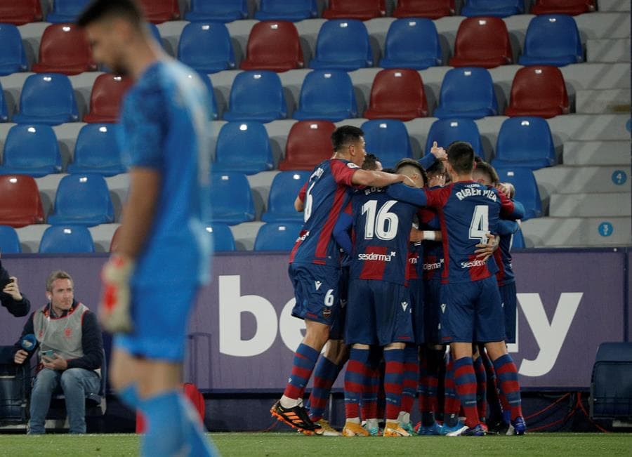 Athletic Club derrota, en tiempo extra, al Levante con un marcador de 2-1 y jugará la final de la Copa del Rey ante el Barcelona el 17 de abril en La Cartuja. Roger Martí anotó el primer tanto al minuto 17, pero Raúl García se encargó de igualar las cosas. Remiro, al minuto 112, le dio la victoria y el pase a su equipo a la grna final.