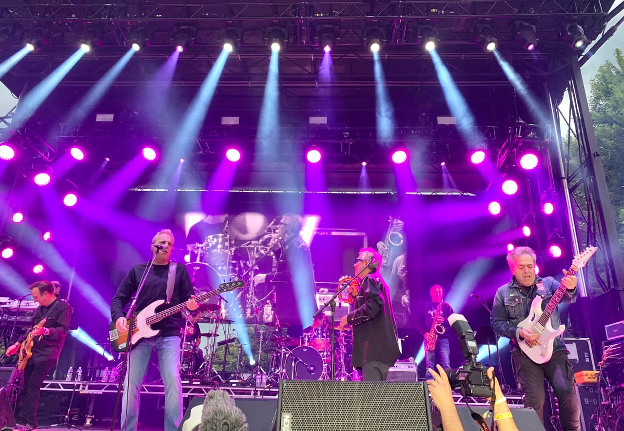 Los Enanitos Verdes” emocionaron al público cuando se presentaron en el escenario. Tocaron varias canciones, entre ellas su éxito “Aun Sigo Cantando.”