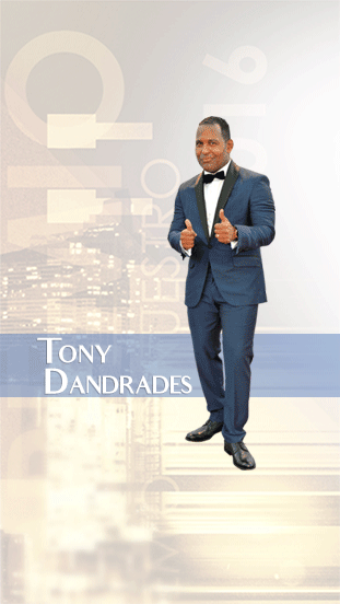 Tony Dandrades, es uno de los reporteros mejor vestidos.