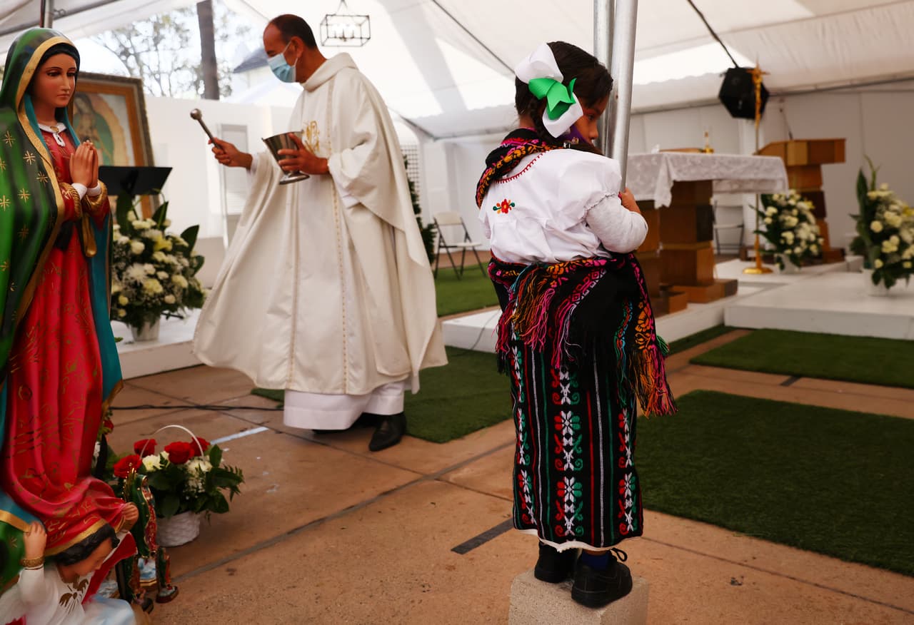 Muchos llegaron para pagar promesas y otros pidieron a la Virgen por nuevos favores en medio de la mortal pandemia.