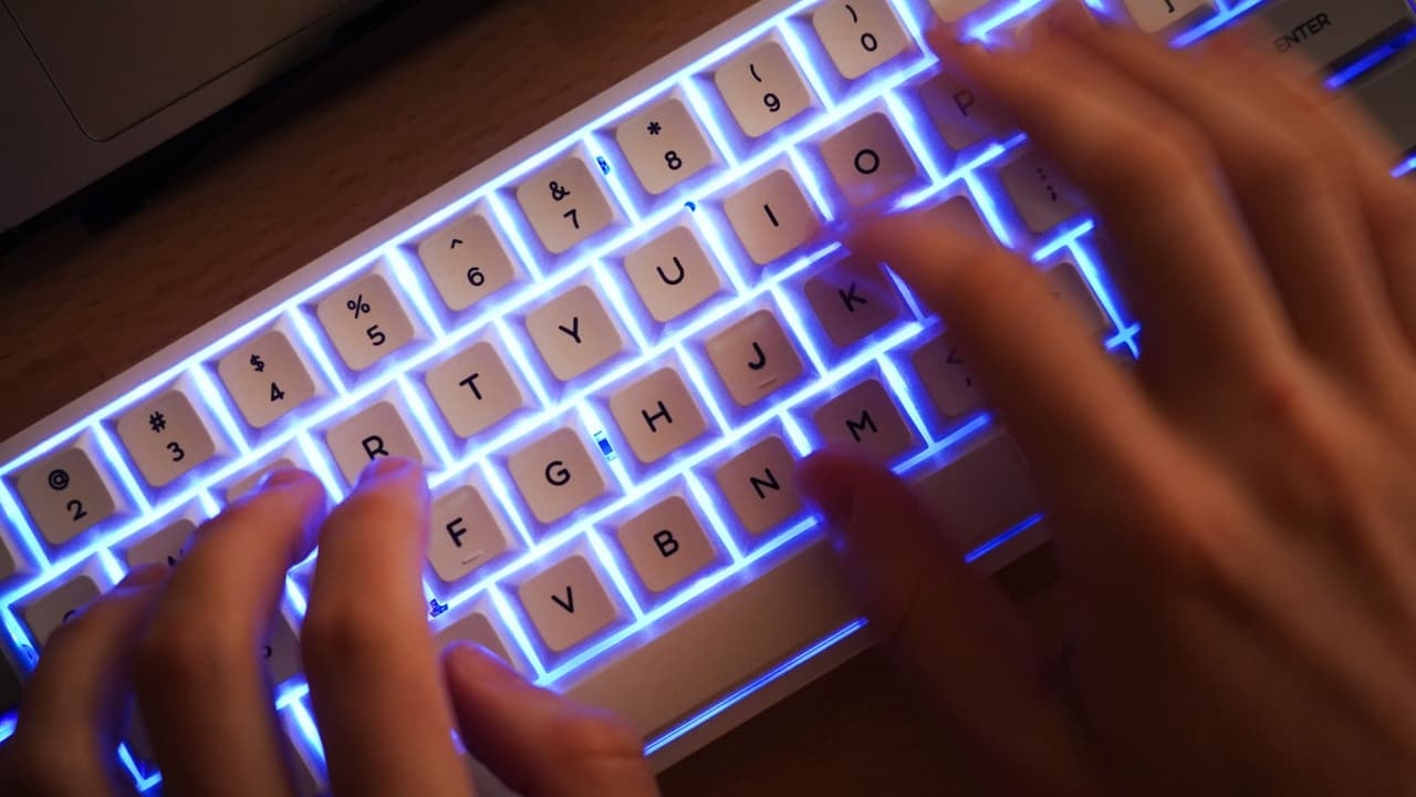 ICE tendrá acceso a una poderosa herramienta de espionaje telefónico: te contamos cómo funciona