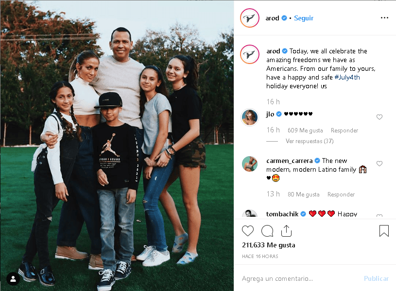 Su prometido, Alex Rodríguez, mejor conocido como A-Rod, también presumió en 
<b><a href="https://www.instagram.com/p/BzgqLGMAWEx/" target="_blank">Instagram</a></b>
<a href="https://www.instagram.com/p/BzgqLGMAWEx/" target="_blank"> </a>su celebración con JLo. Al lado de esta foto, junto a los hijos que han tenido de anteriores matrimonios, el deportista escribió: "Hoy todos celebramos las increíbles libertades que tenemos como estadounidenses. ¡De nuestra familia a la suya, tengan un feliz y seguro 4 de julio para todos!"