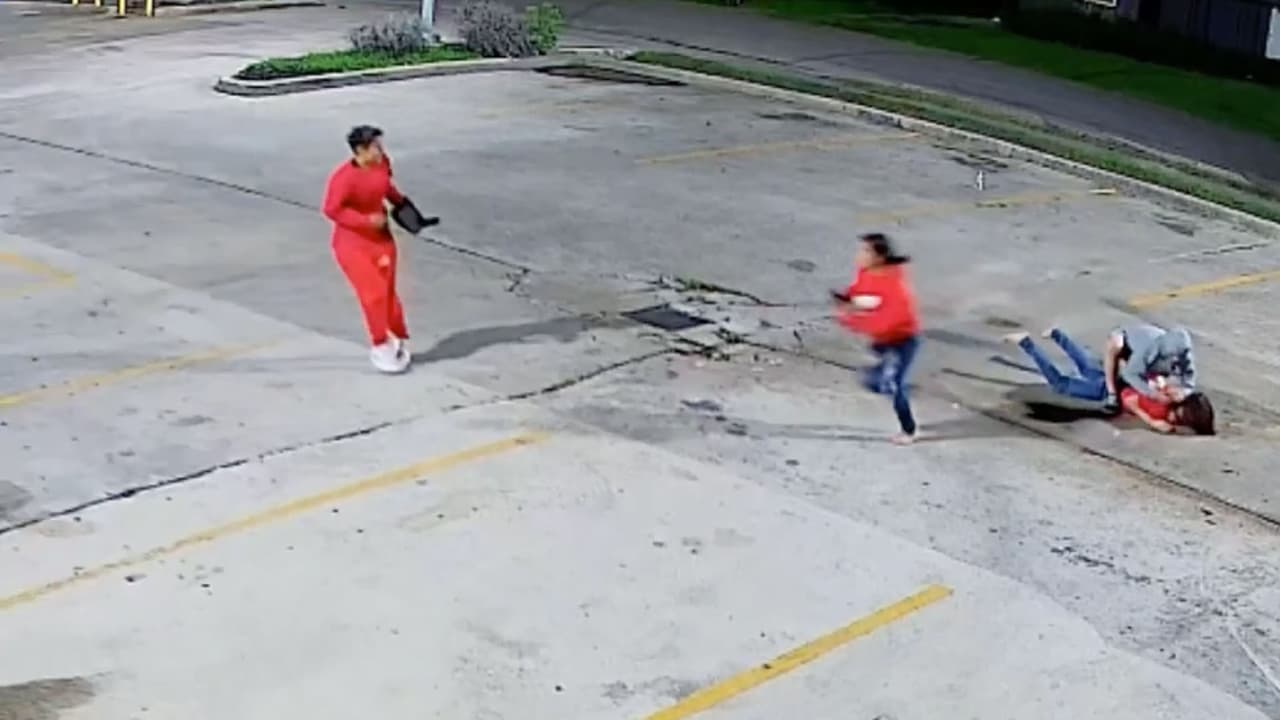 Tres mujeres jalan del pelo a una joven y luego la patean para robarle su bolso: todo queda grabado en video