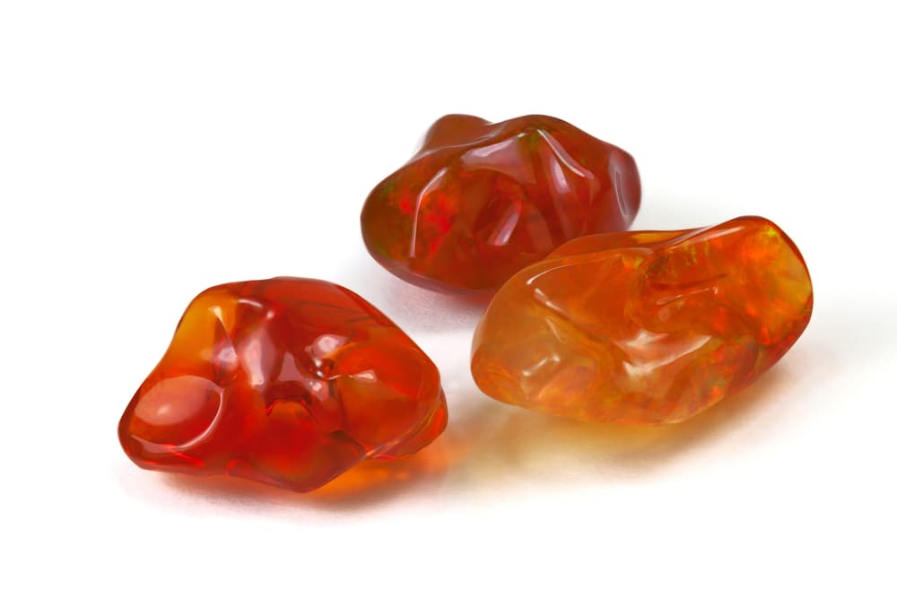 El ópalo de fuego mexicano posee unas tonalidades de colores que van desde el amarillo hasta el rojo pasando por el naranja. Su color es más apreciado cuando el rojo se hace mas fuerte, independientemente si posee reflejos de colores. aunque tener esos bellos reflejos tambien los hace muy deseables. Se cree que los aztecas explotaron el ópalo y algunas muestras fueron enviadas a Europa por los conquistadores, desde donde se expandieron por el viejo continente.