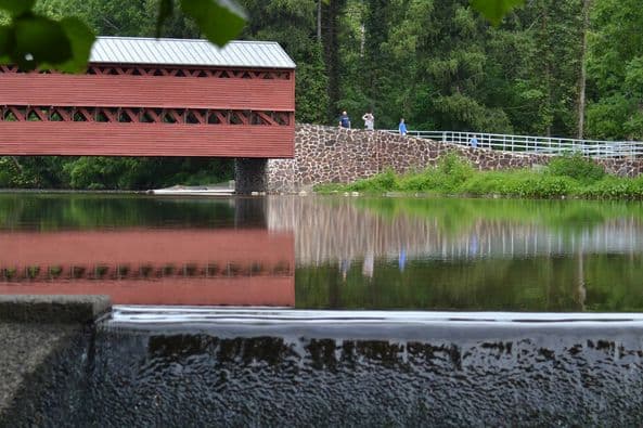 <b>Sachs Covered Bridge & Farnsworth House (Gettysburg)</b>: Pasa Halloween en una de las ciudades más embrujadas de Estados Unidos, Gettysburg. Con más de 51.000 bajas en los tres días, Gettysburg es conocido por ser el escenario de la batalla más sangrienta de la Guerra Civil. Lugares como el Puente Cubierto de Sachs, la Casa Farnsworth y otros edificios históricos son famosos por avistamientos paranormales.