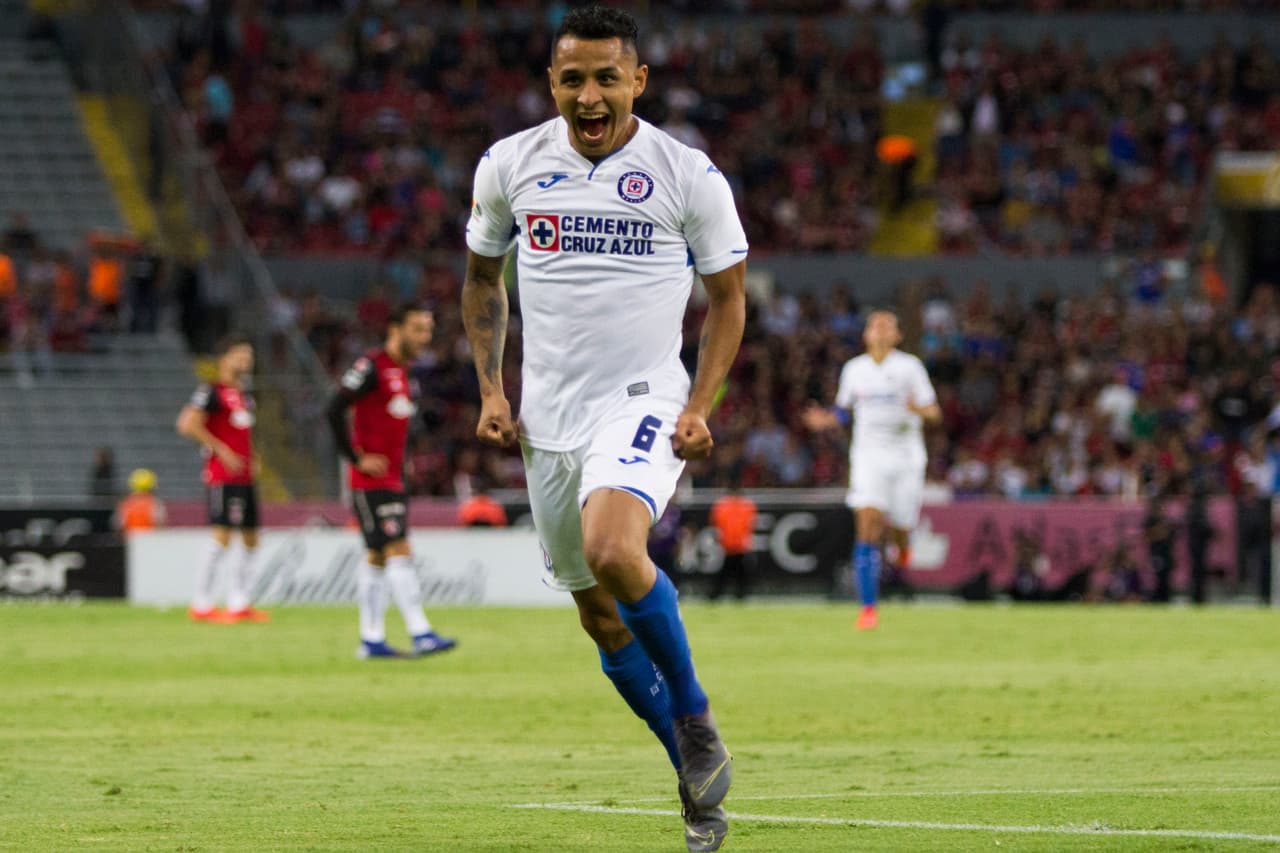 El mediocampista peruano Yoshimar Yotún sorprendió con un remate desde lejos para el 2-0 del Cruz Azul al minuto 53.